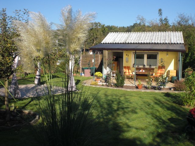 Gartenlaube im Grünen