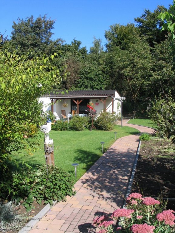 Kleine Gartenlaube im Grünen
