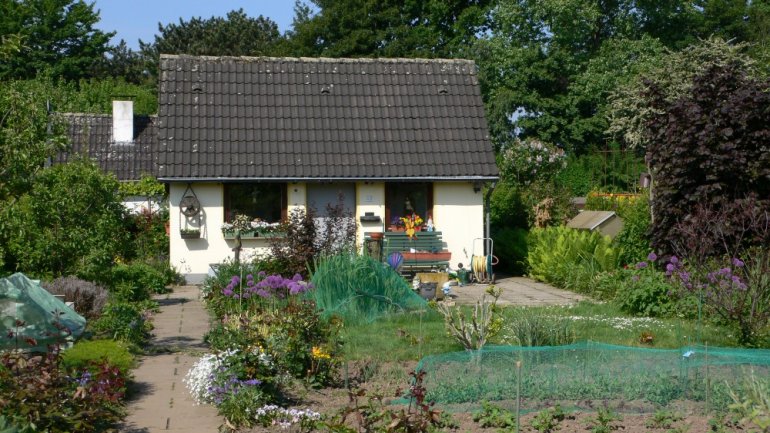 Schmuckes Häuschen im Grün