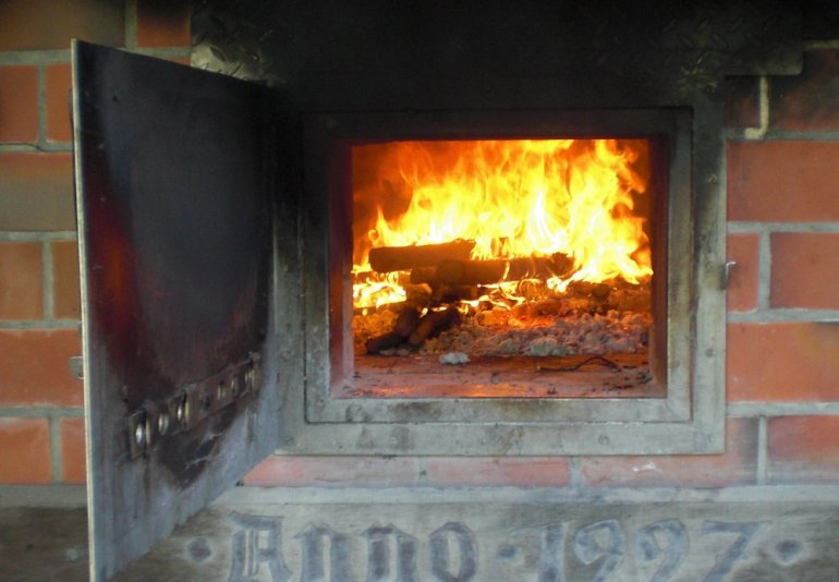 Der Brotbackofen in Betrieb